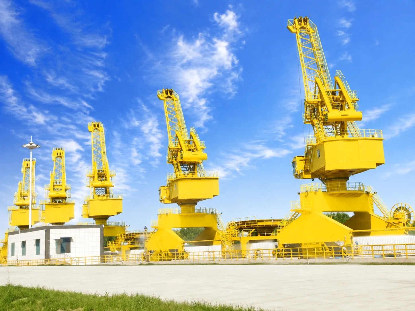 Container port portal crane coupling application